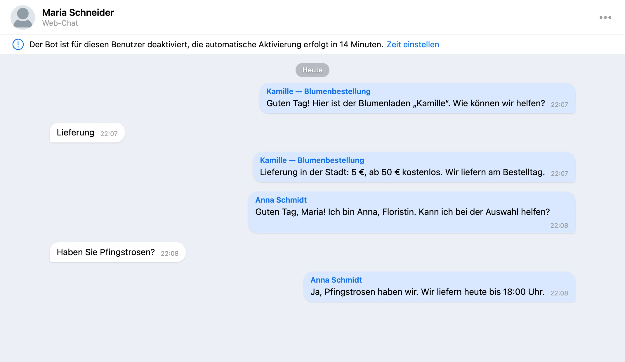 Schriftverkehr als Sprechblasen: Nachrichten der Person links, Antworten des Bots und eines Mitarbeiters rechts