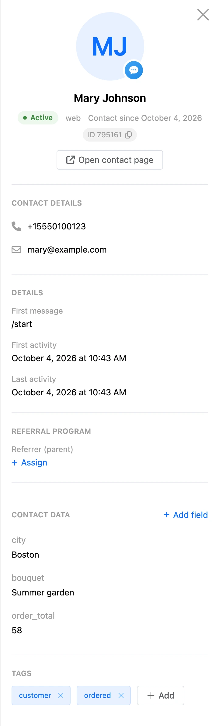 The contact panel to the right of the conversation: contact details, details, contact data and tags
